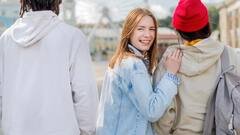 Relationship Tips: लड़की अगर आपकी तरफ देख कर करती हैं ये इशारे, तो समझ जाइए वो आपको पसंद करने लगी है