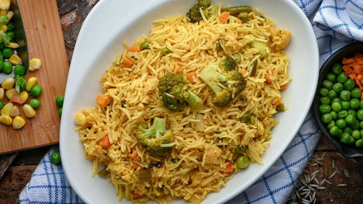 காய்ச்சி ஆறவைத்த பாலை ஊற்றி சிறிது கெட்டியாகும் வரை கொதிக்க வைக்கவும்.