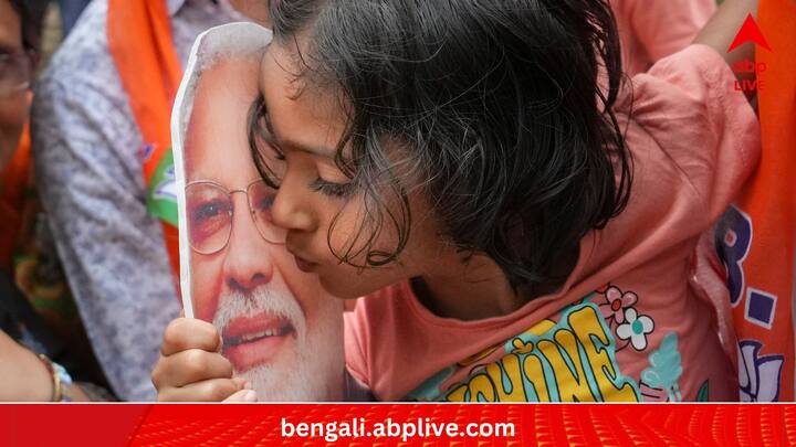 পরে, সেখানেই সমর্থকদের উদ্দেশে তিনি বলেন, 'বিজেপি একা যত আসন জিতেছে, বিরোধীরা ঐক্যবদ্ধ হয়েও তত আসন জিততে পারেনি।' (ছবি:PTI)