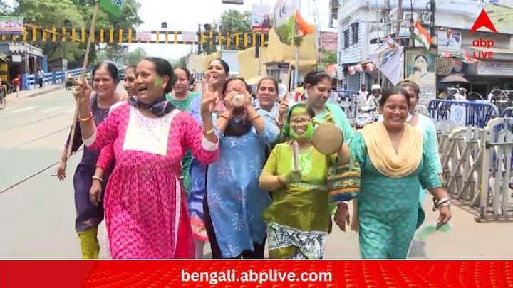 বেলা পৌনে ২টো নাগাদ গণনার যা ছবি, তাতে ৪ লক্ষ ৬৫ হাজার ৬৫২ ভোটে ডায়মন্ড হারবারে লোকসভা কেন্দ্র থেকে এগিয়ে রয়েছেন তৃণমূলের অভিষেক বন্দ্যোপাধ্যায়। তবে কি অভিষেকেই আস্থা রাখলেন বঙ্গের মানুষ? ভোটের বিপুল ব্যবধানে অন্তত সে রকমই ইঙ্গিত।