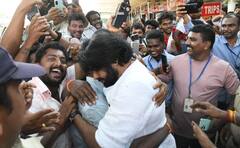 Pawan Kalyan Photos: పవన్ విజయోత్సాహం, వెంట అకీరా కూడా - ఫ్యాన్స్ గ్రాండ్ వెల్కమ్: అదిరిపోయే ఫోటోలు