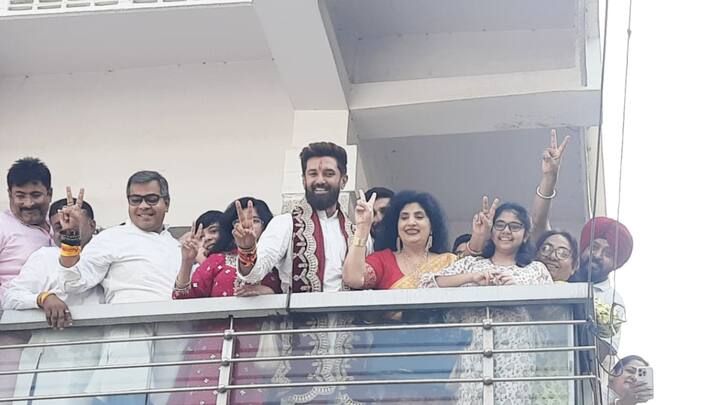 पटना स्थित आवास के बाहर काफी संख्या में पहुंची लोगों की भीड़ और समर्थकों का चिराग पासवान ने हाथ जोड़कर अभिवादन किया.
