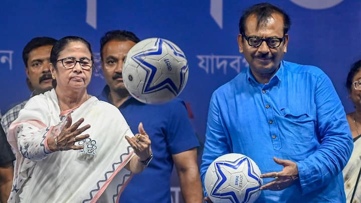 মমতার আক্রমণ, 'পোস্টাল ব্যালটে হেরেছে। এত অহঙ্কার কারও জন্যই ভাল নয়। আমার জন্য নয়। আড়াই-তিন মাস ধরে ভোট চলতে পারে না। এত ভোট, বিধানসভা, লোকসভা, পঞ্চায়েত, মিউনিসিপ্যালিটি, উন্নয়নের কাজ হবে কখন?'