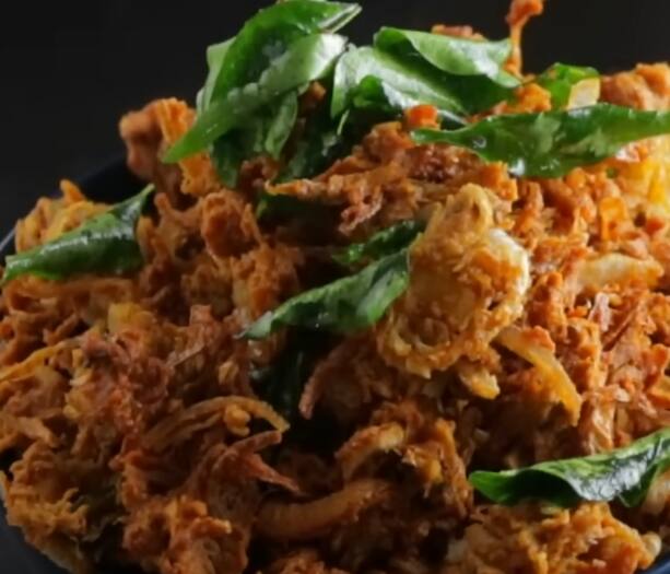 பக்கோடா பொன்னிறமாக வரும் வரை நன்கு வறுக்கவும். வறுத்த பக்கோடாவை ஒரு பிளேட்டில் பரிமாறினால் சுவையான பாலக்கீரை பக்கோடா தயார்