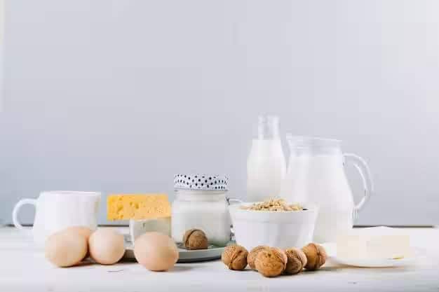 ઈંડા અને દૂધ બંને પોષક તત્વોથી ભરપૂર હોય છે. બંને સ્વાસ્થ્ય માટે ફાયદાકારક માનવામાં આવે છે. આ બંનેને આહારમાં સામેલ કરવાથી અનેક પ્રકારની બીમારીઓ દૂર રહે છે અને શરીર હંમેશા ફિટ રહે છે. પરંતુ એક પ્રશ્ન વારંવાર ઊભો થાય છે કે ઈંડા અને દૂધ વચ્ચે કયું વધારે શક્તિશાળી છે? કયું ખાવાથી શરીરને વધુ ફાયદો થાય છે? ચાલો જાણીએ જવાબ...