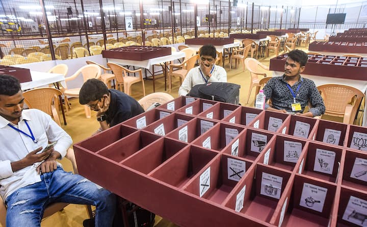 সকাল আটটা থেকে শুরু ভোটগণনা। প্রথমে হবে পোস্টাল ব্য়ালট গণনা। তারপরে খুলবে ইভিএম। গণনা শুরুর আগে সব শিবিরে তুঙ্গে প্রস্তুতি।