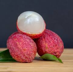 Lychee benefits: ગરમીમાં આવતું આ ફળ હાઇડ્રેઇટ રાખવાની સાથે પૈરાલિસિસથી બચાવશે, જાણો 9 ગજબ ફાયદા