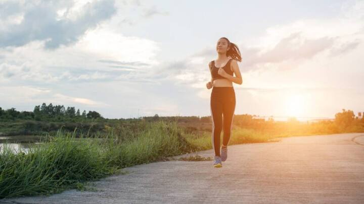 वॉक करने से स्ट्रेस भी कंट्रोल में रहता है. इससे हैप्पी हार्मोन्स भी बनते हैं. इससे स्ट्रेस भी कम होता है. डायबिटीज के मरीज को भी एक घंटे जरूर चलना चाहिए इससे वेट कंट्रोल में रहता है.