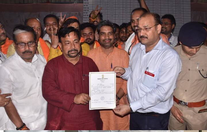 फर्रुखाबाद से बीजेपी के मुकेश राजपूत ने महज 2678 वोटों के अंतर से जीत दर्ज की है. उन्हें कुल 487963 मत प्राप्त हुए, उनके प्रतिद्वंदी सपा के डॉ. नवल किशोर शाक्य को 485285 वोट मिले.