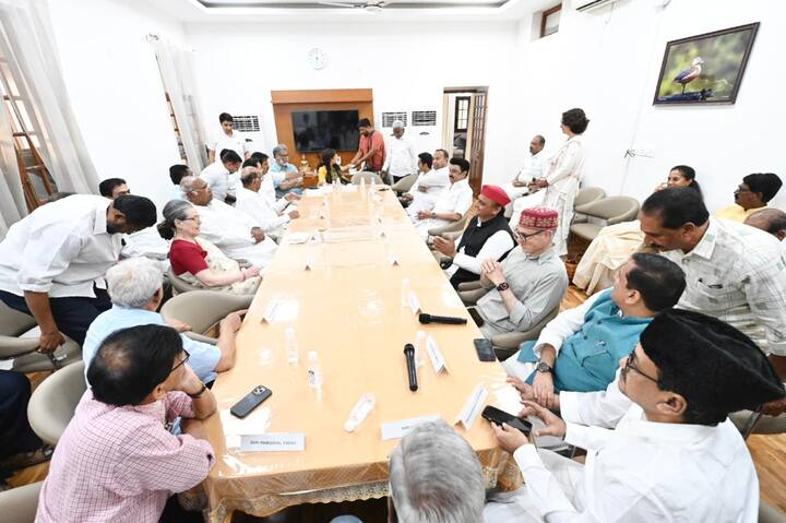 India Alliance Meeting Delhi: लोकसभा चुनाव 2024 का रिजल्ट जारी हो गया है और एनडीए ने बहुमत पा लिया है. वहीं इंडिया गठबंधन ने भी इस चुनाव में शानदार प्रदर्शन किया है, जिसका चर्चा भी हो रही है.