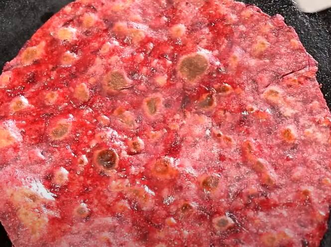 செய்முறை: துருவிய பீட்ரூட், பச்சை மிளகாய், இஞ்சி அனைத்தையும் மிக்ஸி ஜாரில் சேர்த்து நன்றாக விழுது போல அரைத்துக் கொள்ளவும்.