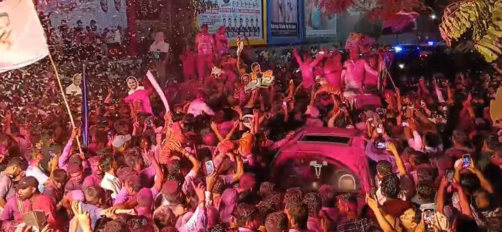 कार्यकर्त्यांनी भव्य मिरवणुकीत वाघाचे सॉफ्ट टॉय नाचवल्याचं पाहायला मिळालं.