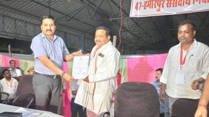 यूपी से ही हमीरपुर सीट पर खड़े सपा के अजेंद्र सिंह लोधी ने केवल 2629 वोटों के अंतर से जीत हासिल की है. अजेंद्र सिंह को 490683 वोट मिले थे, जबकि बीजेपी के कुंवर पुष्पेंद्र सिंह चंदेल को 488054 वोट मिले थे.