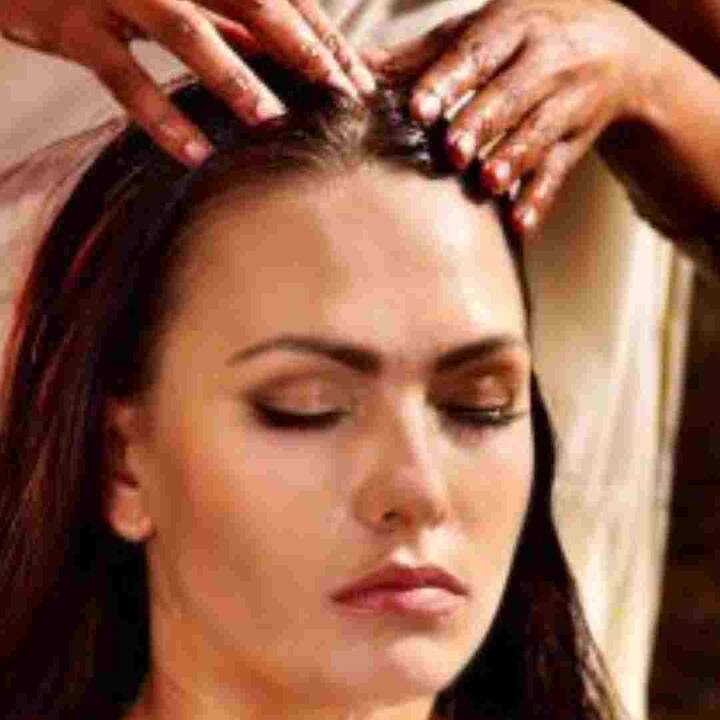 ਹੁੰਮਸ ਭਰੀ ਗਰਮੀ ਕਾਰਨ ਜ਼ਿਆਦਾਤਰ ਲੋਕ ਰਾਤ ਨੂੰ ਸੌਣ ਤੋਂ ਅਸਮਰੱਥ ਹਨ। ਨੀਂਦ ਦੀ ਕਮੀ ਦੇ ਕਾਰਨ ਤੁਸੀਂ ਦਿਨ ਭਰ ਚਿੜਚਿੜੇ ਮਹਿਸੂਸ ਕਰਦੇ ਹੋ। ਇੰਨਾ ਹੀ ਨਹੀਂ, ਤੁਹਾਡੀ ਸਿਹਤ ਵੀ ਵਿਗੜਣ ਲੱਗਦੀ ਹੈ, ਇਸ ਲਈ ਗਰਮੀਆਂ ਦੇ ਮੌਸਮ ਵਿੱਚ ਚੰਗੀ ਨੀਂਦ ਲਈ, ਤੁਹਾਨੂੰ ਸੌਣ ਤੋਂ ਪਹਿਲਾਂ ਆਪਣੇ ਸਿਰ ਦੀ ਚੰਗੀ ਤਰ੍ਹਾਂ ਮਾਲਿਸ਼ ਕਰਨੀ ਚਾਹੀਦੀ ਹੈ। ਤੁਸੀਂ ਸ਼ਾਂਤ ਨੀਂਦ ਲਈ ਲੈਵੇਂਡਰ ਤੇਲ ਦੀ ਵਰਤੋਂ ਕਰ ਸਕਦੇ ਹੋ।