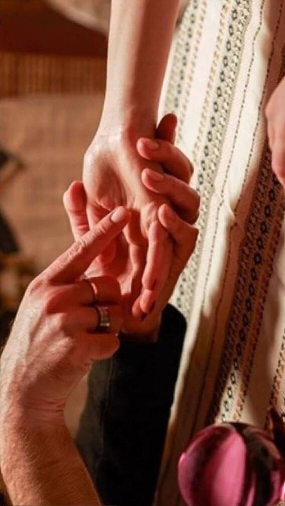 अत्यंत भाग्यवान असतात हातावर 'ही' रेष असलेले लोक.