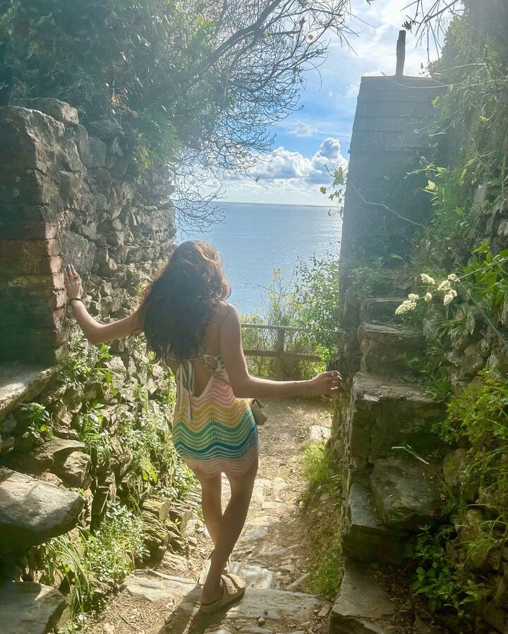 Janhvi Kapoor Photo: અભિનેત્રી જાન્હવી કપૂરે મિસ્ટર એન્ડ મિસિસ માહીની બોક્સ ઓફિસ પરની સફળતા પર એક પોસ્ટ શેર કરી છે, જેમાં તેના બોયફ્રેન્ડ શિખર પહાડિયા સાથેની તસવીરો ચાહકોનું ધ્યાન આકર્ષિત કરી રહી છે.