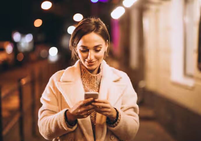 ਜਦੋਂ ਵੀ ਲੋਕ ਪਬਲਿਕ ਟਰਾਂਸਪੋਰਟ ਰਾਹੀਂ ਸਫ਼ਰ ਕਰਦੇ ਹਨ ਜਾਂ ਸੜਕ 'ਤੇ ਪੈਦਲ ਜਾਂਦੇ ਹਨ ਤਾਂ ਅਕਸਰ ਉਨ੍ਹਾਂ ਦੇ ਫ਼ੋਨ ਚੋਰੀ ਹੋ ਜਾਂਦੇ ਹਨ। ਪਿਛਲੇ ਕੁਝ ਸਾਲਾਂ ਤੋਂ ਫੋਨ ਚੋਰੀ ਹੋਣ ਦੀਆਂ ਘਟਨਾਵਾਂ ਤੇਜ਼ੀ ਨਾਲ ਵੱਧ ਰਹੀਆਂ ਹਨ, ਚੋਰ ਖਾਸ ਕਰਕੇ ਮਹਿੰਗੇ ਫੋਨਾਂ 'ਤੇ ਨਜ਼ਰ ਰੱਖਦੇ ਹਨ।