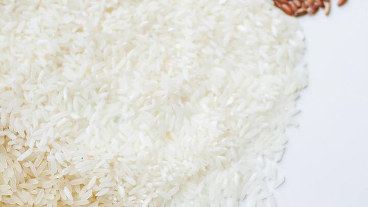 அரிசியை நன்றாக தண்ணீரில் ஊற வைத்து சுத்தம் செய்ய வேண்டும். 2 மணி நேரம் ஊற வைத்து வேக வைப்பது நல்லது. இதில் GI க்ளைகமிக்ஸ் இண்டெக்ஸ் என்று சொல்லும் ஜி.ஐ. குறைந்துவிடும்.