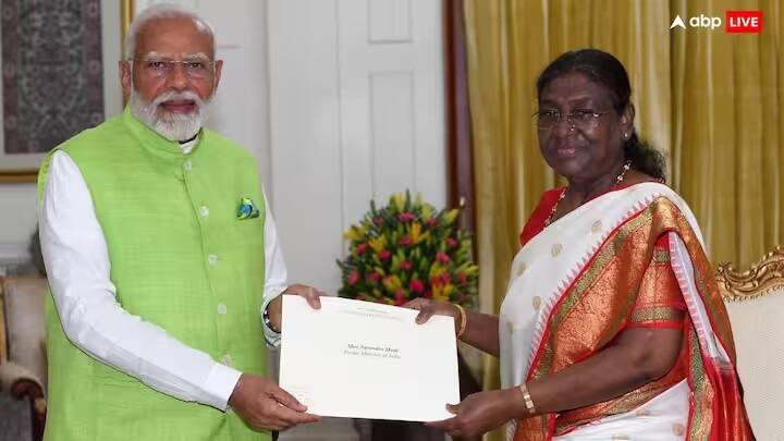 2014થી સતત બે ટર્મ સુધી દેશના વડાપ્રધાન રહેલા નરેન્દ્ર મોદીએ આજે રાજીનામું આપી દીધું હતું. પીએમ મોદીએ બુધવારે રાષ્ટ્રપતિ દ્રૌપદી મુર્મુ સાથે મુલાકાત કરી અને મંત્રી પરિષદ સાથે રાજીનામું આપ્યું. રાષ્ટ્રપતિએ રાજીનામું સ્વીકાર્યું અને નરેન્દ્ર મોદી અને મંત્રી પરિષદને નવી સરકારની રચના સુધી પદ પર રહેવા વિનંતી કરી.