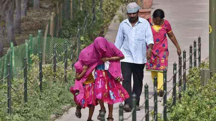 देश में मौसम का रुख मौसम पूर्वानुमान एजेंसी स्काईमेट के अनुसार, अगले 2 दिनों के दौरान दक्षिण-पश्चिम मानसून मध्य अरब सागर, कर्नाटक, रायलसीमा, तटीय आंध्र प्रदेश, पश्चिम मध्य और उत्तर पश्चिम बंगाल के कुछ हिस्सों पर आगे बढ़ेगा।