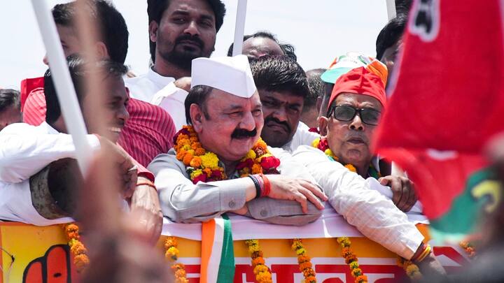 अमेठी विधानसभा में स्मृति इरानी को बड़ी हार मिली.इन दोनों विधानसभाओं में भाजपा की बड़ी हार के बाद कही न कहीं इन दोनो विधायको के सियासी सफर पर भी खतरे के बादल मंडराने लगे है.