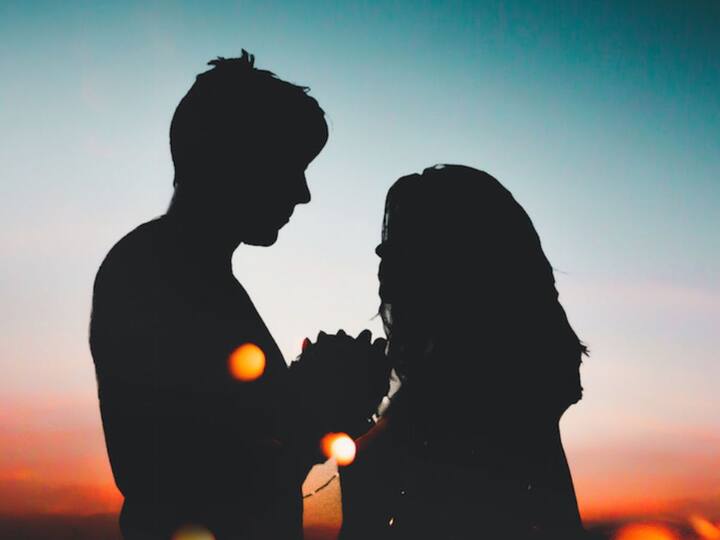 ਜੇ ਤੁਹਾਡਾ ਸਾਥੀ ਤੁਹਾਨੂੰ ਕੁਝ ਵੀ ਕਹਿੰਦਾ ਹੈ, ਭਾਵੇਂ ਇਹ ਸਭ ਤੋਂ ਛੋਟੀ ਗੱਲ ਹੈ, ਇਸ ਨੂੰ ਧਿਆਨ ਵਿੱਚ ਰੱਖੋ ਅਤੇ ਆਪਣੀ ਗੱਲਬਾਤ ਵਿੱਚ ਇਸਦਾ ਜ਼ਿਕਰ ਕਰੋ। ਤਾਂ ਜੋ ਪਾਰਟਨਰ ਨੂੰ ਅਹਿਸਾਸ ਹੋਵੇ ਕਿ ਤੁਹਾਡਾ ਧਿਆਨ ਉਸ ਦੀਆਂ ਗੱਲਾਂ 'ਤੇ ਵੀ ਰਹਿੰਦਾ ਹੈ। ਜੇਕਰ ਤੁਹਾਡੇ ਪਾਰਟਨਰ ਨੂੰ ਲੱਗਦਾ ਹੈ ਕਿ ਤੁਸੀਂ ਉਨ੍ਹਾਂ ਦੀ ਗੱਲ 'ਤੇ ਧਿਆਨ ਦੇ ਰਹੇ ਹੋ, ਤਾਂ ਉਹ ਇਸ ਨੂੰ ਤਾਰੀਫ ਦੇ ਤੌਰ 'ਤੇ ਸਮਝਣਗੇ ਅਤੇ ਇਸ ਨਾਲ ਰਿਸ਼ਤੇ 'ਚ ਵੀ ਫਾਇਦਾ ਹੋਵੇਗਾ। ਇਸ ਨਾਲ ਦੇਖਭਾਲ ਕਰਨ ਵਾਲਾ ਸੁਭਾਅ ਹੋਰ ਵੀ ਵਧੀਆ ਹੋਵੇਗਾ।