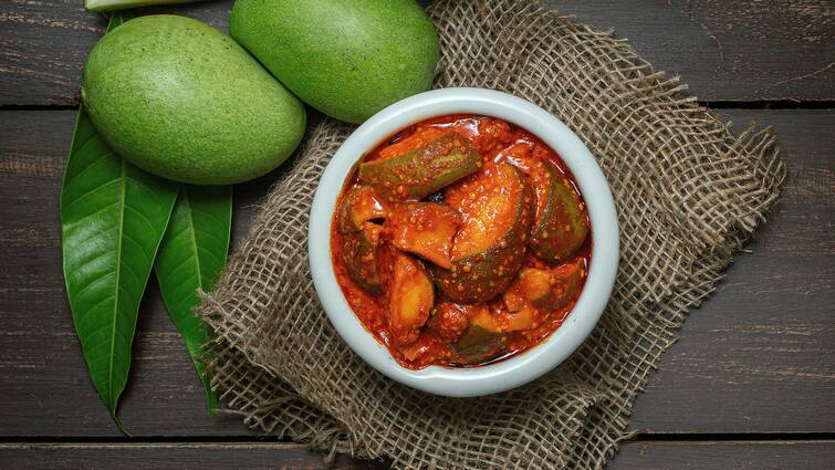 lifestyle food how to make mango pickle that lasts for years and is easy to prepare read in gujarati આ રીતે બનાવો કેરીનું અથાણું, વર્ષો સુધી બગડશે નહીં, બનાવવું પણ ખૂબ જ સરળ છે