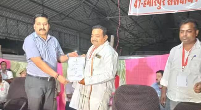 યુપીથી હમીરપુર સીટથી ઉભા રહેલા સપાના અજેન્દ્ર સિંહ લોધી માત્ર 2629 વોટથી જીત્યા છે. અજેન્દ્ર સિંહને 490683 વોટ મળ્યા જ્યારે બીજેપીના કુંવર પુષ્પેન્દ્ર સિંહ ચંદેલને 488054 વોટ મળ્યા.