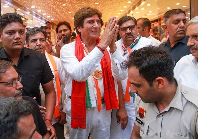 બોલિવૂડ અભિનેતામાંથી રાજકારણી બનેલા રાજ બબ્બરે કોંગ્રેસની ટિકિટ પર હરિયાણાની ગુરુગ્રામ બેઠક પરથી ચૂંટણી લડી હતી. જોકે રાજ બબ્બરને હારનો સામનો કરવો પડ્યો હતો.