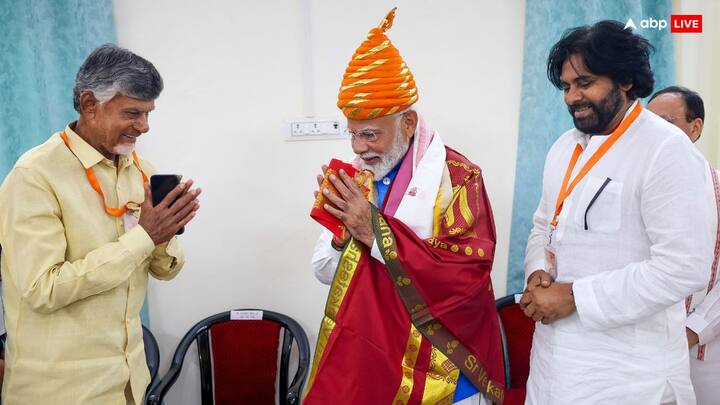 नीतीश कुमार की जेडी(यू) 12 सीटें जीती है और चंद्रबाबू नायडू की टीडीपी 16 सीटें पाई है. वहीं, अन्य के हिस्से में करीब 18 सीटें जाती दिख रही हैं.