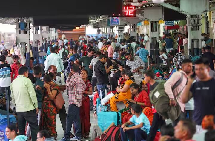 હા, જો તમે 10 રૂપિયામાં ઉપલબ્ધ પ્લેટફોર્મ ટિકિટ નથી ખરીદતા, તો ક્યારેક તમારે તેની ભારે કિંમત ચૂકવવી પડી શકે છે, જ્યારે તમે આ ટિકિટ ખરીદી હોય તો પણ તમે દંડનો ભોગ બની શકો છો.