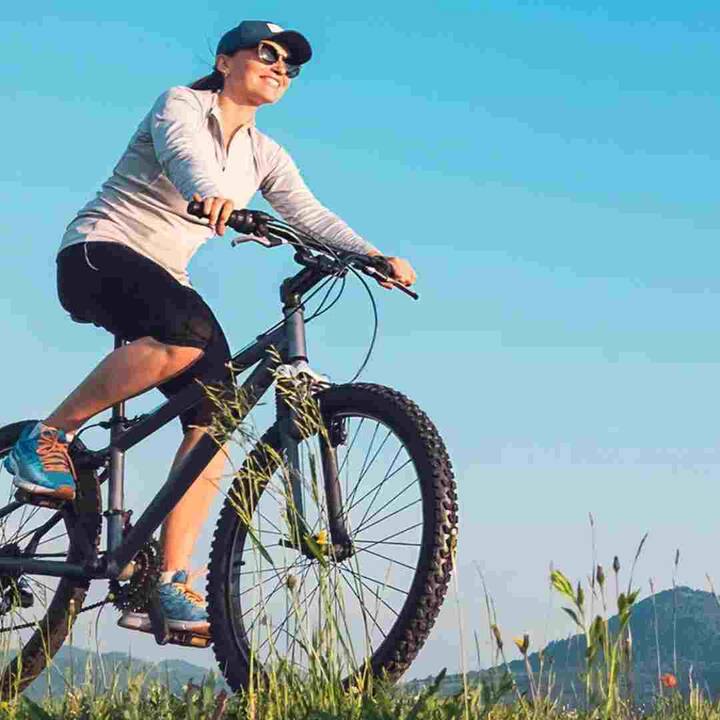 ਹਰ ਸਵੇਰ ਸਾਈਕਲ ਚਲਾਉਣਾ ਤੁਹਾਡੇ ਦਿਲ ਦੀ ਸਿਹਤ ਲਈ ਚੰਗਾ ਹੈ। ਸਾਈਕਲ ਚਲਾਉਣ ਨਾਲ ਦਿਲ ਦੀਆਂ ਮਾਸਪੇਸ਼ੀਆਂ ਮਜ਼ਬੂਤ ਹੁੰਦੀਆਂ ਹਨ ਅਤੇ ਦਿਲ ਦੀ ਧੜਕਣ ਵਿੱਚ ਸੁਧਾਰ ਹੁੰਦਾ ਹੈ। ਇਸ ਤੋਂ ਇਲਾਵਾ ਸਵੇਰੇ ਸਾਈਕਲ ਚਲਾਉਣਾ ਤੁਹਾਡੇ ਮੂਡ ਨੂੰ ਵਧਾਉਂਦਾ ਹੈ, ਜਿਸ ਨਾਲ ਤਣਾਅ ਘੱਟ ਹੁੰਦਾ ਹੈ ਅਤੇ ਇਹ ਦਿਲ ਦੇ ਨਾਲ-ਨਾਲ ਦਿਮਾਗ ਲਈ ਵੀ ਫਾਇਦੇਮੰਦ ਹੁੰਦਾ ਹੈ।