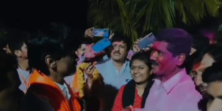 पंकजा मुंडे यांनी बजरंग सोनावणे यांच्याविरोधात मोठी आघाडी घेतली होती.1