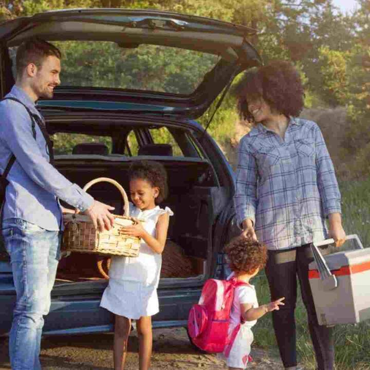 ਜੇਕਰ ਤੁਸੀਂ ਲੰਬੀ ਸੜਕੀ ਯਾਤਰਾ 'ਤੇ ਜਾ ਰਹੇ ਹੋ, ਤਾਂ ਇਸ ਦੌਰਾਨ ਜੇਕਰ ਛੋਟੇ ਬੱਚੇ ਤੁਹਾਡੇ ਨਾਲ ਹਨ, ਤਾਂ ਮਾਤਾ-ਪਿਤਾ ਨੂੰ ਇਨ੍ਹਾਂ ਗੱਲਾਂ ਦਾ ਧਿਆਨ ਰੱਖਣਾ ਚਾਹੀਦਾ ਹੈ। ਇਸ ਨਾਲ ਤੁਹਾਡੀ ਯਾਤਰਾ ਦਾ ਮਜ਼ਾ ਖਰਾਬ ਨਹੀਂ ਹੋਵੇਗਾ।