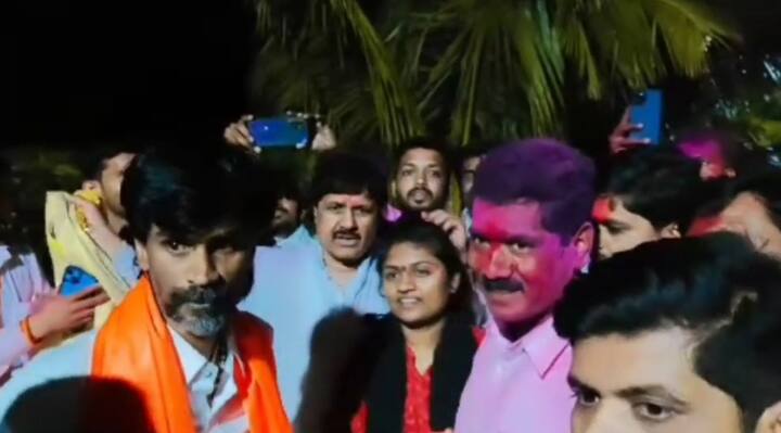 बीड लोकसभेत पंकजा मुंडे यांना नमवण्याचा पराक्रम करणाऱ्या बजरंग सोनावणे यांना राज्यात महाविकास आघाडीच्या बाजूने जे वातावरण होते, त्याचा बराच फायदा झाला.