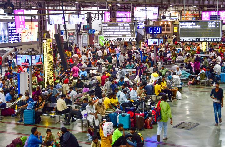 जी हां, 10 रुपये में मिलने वाला प्लेटफॉर्म टिकट यदि आप नहीं खरीदते हैं तो कई बार आपको इसकी भारी कीमत चुकानी पड़ सकती है, वहीं यदि आपने ये टिकट खरीदा है तब भी आप जुर्माने के शिकार हो सकते हैं.