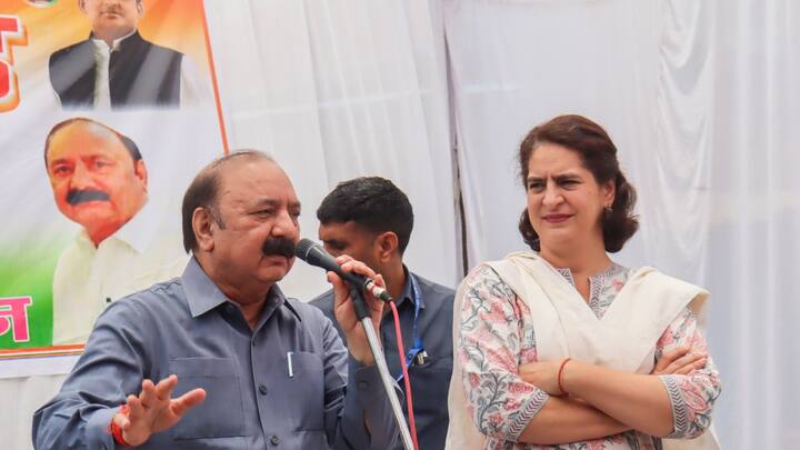 ऐसा ही कुछ अमेठी विधानसभा में भी नहीं देखने को मिला जहाँ जेल में बंद गायत्री प्रजापति की विधायक पत्नी महाराजी देवी और उनका पूरा परिवार भाजपा को वोट देने की अपील करता रहा लेकिन जनता ने उन्हें नकार दिया.