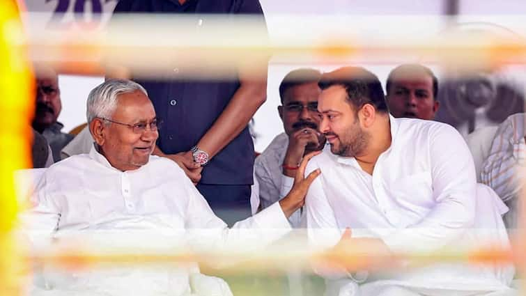 Nitish Kumar Folded Hands to Form Government Now BJP-JDU Challenged Tejashwi Yadav for this Statement ANN 'CM नीतीश हाथ जोड़ रहे थे... फुटेज है', तेजस्वी यादव के बयान पर BJP-JDU ने कर दिया ये बड़ा दावा