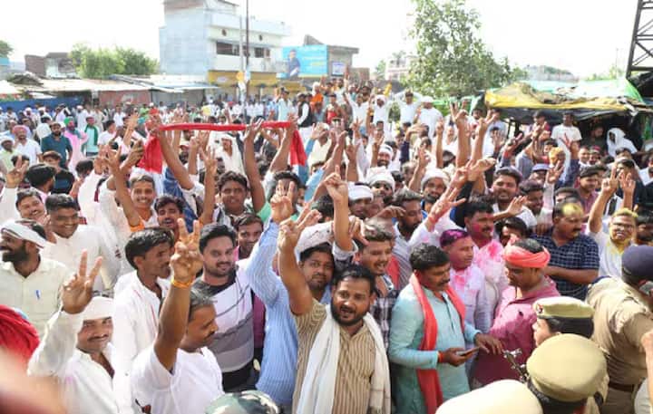 जब सपा कार्यकर्ताओं ने जाने से मना कर दिया और विरोध किया तो पुलिस ने उन पर लाठियां बरसा दीं, जिससे वहां मौजूद लोगों में भगदड़ मच गई.