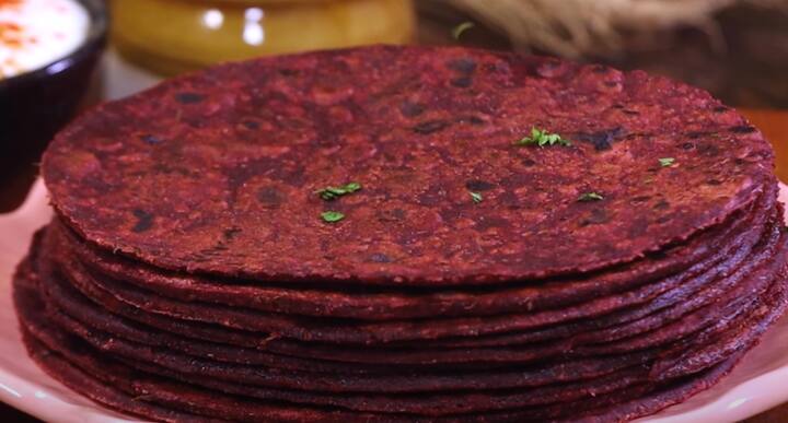 தேவையான பொருட்களை : பீட்ரூட் - 1 துருவியது , கோதுமை மாவு - 2 கப் (250 மி.லி) , உப்பு - தேவையான அளவு, சில்லி பிளேக்ஸ் - 1 தேக்கரண்டி, சீரக தூள் - 1 தேக்கரண்டி, கரம் மசாலா தூள் - 1 தேக்கரண்டி, கசூரி மேத்தி - 2 தேக்கரண்டி, ஓமம் - 1 தேக்கரண்டி, பச்சை மிளகாய் - 4 நறுக்கியது, இஞ்சி - 1 துண்டு நறுக்கியது , எண்ணெய், நெய், தண்ணீர்