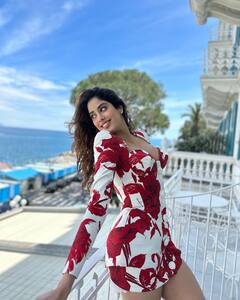 Janhvi Kapoor : మూవీ సక్సెస్​ని బాయ్​ ఫ్రెండ్​తో కలిసి ఎంజాయ్ చేస్తున్న జాన్వీ కపూర్.. ఫోటోలు మామూలుగా లేవుగా