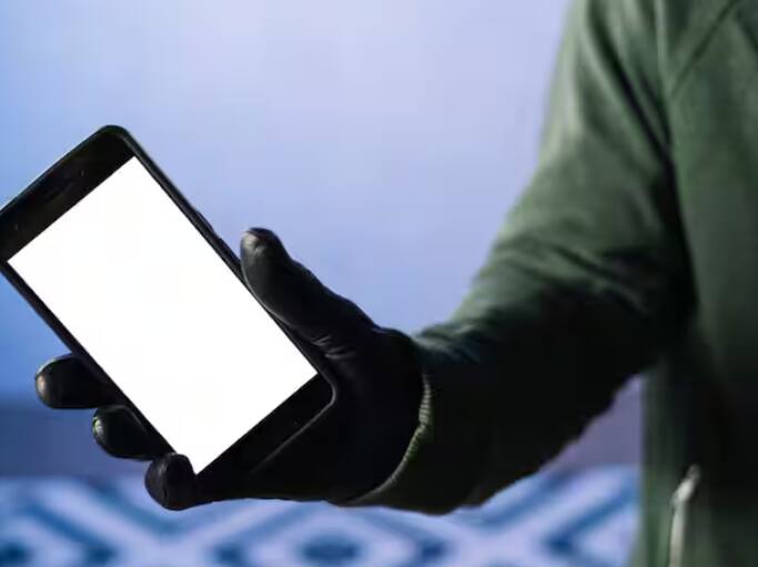 ਹੁਣ ਚੋਰ ਜਿੰਨੀ ਮਰਜ਼ੀ ਕੋਸ਼ਿਸ਼ ਕਰ ਲਵੇ, ਉਹ ਤੁਹਾਡਾ ਫ਼ੋਨ ਬੰਦ ਨਹੀਂ ਕਰ ਸਕਦਾ। ਫੋਨ ਹਰ ਵਾਰ ਪਾਸਵਰਡ ਮੰਗੇਗਾ ਅਤੇ ਇਸ ਦੌਰਾਨ ਤੁਹਾਡੇ ਫੋਨ ਦੇ ਟਰੇਸ ਹੋਣ ਦੀ ਸੰਭਾਵਨਾ ਵੀ ਵੱਧ ਜਾਵੇਗੀ।