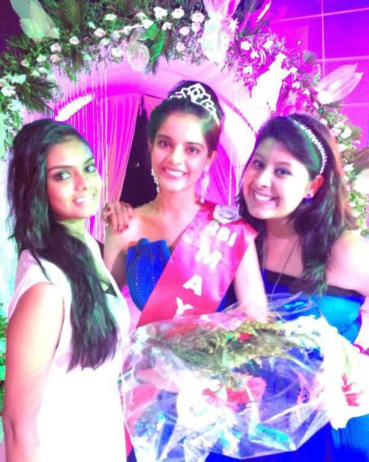 తాజాగా రిద్ధి కుమార్ ఓ బ్యూటీ కంటెస్ట్ కి జడ్జ్ గా హాజరైంది. ఈ ఈవెంట్ లో రిద్ధి కుమార్ గోల్డ్ కలర్ లాంగ్ ఫ్రాక్ వేసుకుని మెరిసిపోయింది.  10 ఏళ్ళ క్రితం ఇదే బ్యూటీ కంటెస్ట్ లో పాల్గొని విన్ అయ్యానని...ఇప్పుడు ఇదే షోకి జడ్జిగా రావడం ఆనందంగా ఉందని పోస్ట్ పెట్టింది.