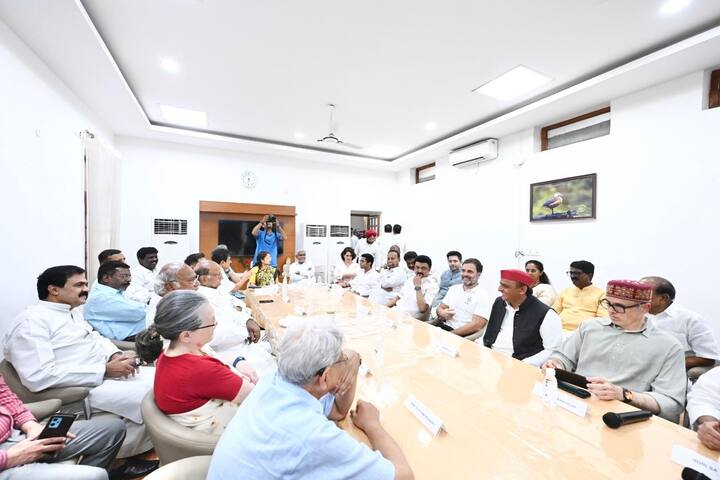 इस बैठक में सपा मुखिया अखिलेश यादव और कांग्रेस नेता राहुल गांधी एक साथ बैठते हुए नजर आए, इन दोनों की तस्वीर चर्चा का विषय बनी हुई है.