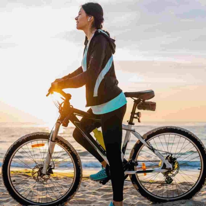 ਵਧਦਾ ਭਾਰ ਸ਼ੂਗਰ, ਦਿਲ ਦੇ ਰੋਗ ਵਰਗੀਆਂ ਕਈ ਗੰਭੀਰ ਬਿਮਾਰੀਆਂ ਦਾ ਕਾਰਨ ਬਣ ਜਾਂਦਾ ਹੈ। ਜੇਕਰ ਤੁਸੀਂ ਰੋਜ਼ਾਨਾ ਸਵੇਰੇ 30 ਮਿੰਟ ਸਾਈਕਲ ਚਲਾਉਂਦੇ ਹੋ ਤਾਂ ਤੁਹਾਡਾ ਭਾਰ ਵੀ ਕੰਟਰੋਲ 'ਚ ਰਹਿੰਦਾ ਹੈ।