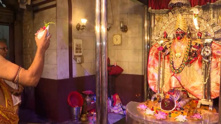 মা কালীর পুজো সন্ধ্যায় হয় বলে, ফলহারিণী কালী পুজো চলবে আজ রাতে।