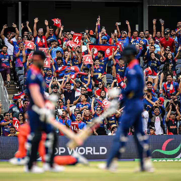 T20 विश्वचषक 2024 चा 7 वा सामना नेपाळ आणि नेदरलँड यांच्यात खेळला गेला. नेपाळ संघ हा सामना हरला असला तरी संघाला पाठिंबा देणाऱ्या चाहत्यांनी सर्वांची मने जिंकली. (image credit-icc)