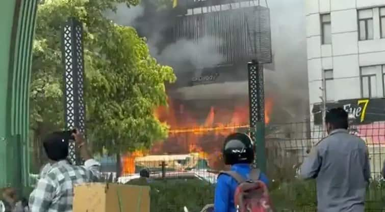 Delhi Fire in Eye7 Chaudhary Eye Centre in Lajpat Nagar 12 fire tenders at the spot Delhi Hospital Fire: दिल्ली में आंख के अस्पताल में लगी भीषण आग, फायर ब्रिगेड की 12 गाड़ियां पहुंचीं