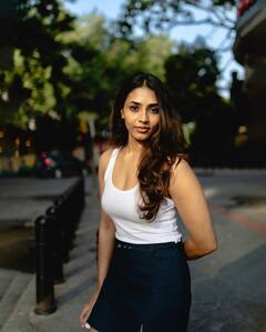 Sapthami Gowda Photos: బెంగళూరులో చిరుజల్లుల నుంచి తప్పించుకుంటూ చక్కర్లు కొడుతున్న 'కాంతారా' బ్యూటీ సప్తమి గౌడ