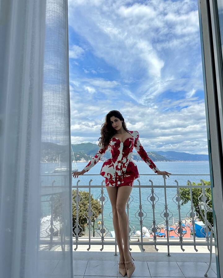 એક્ટ્રેસ જાહ્નવી કપૂર તેની બોલ્ડનેસ માટે ખૂબ જ ફેમસ છે. તે સોશિયલ મીડિયા પર એક પછી એક તસવીરો શેર કરતી રહે છે.